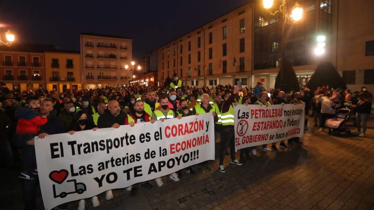 Manifestación del transporte, ayer tarde en la plaza del Ayuntamiento de Ponferrada. L. DE LA MATA