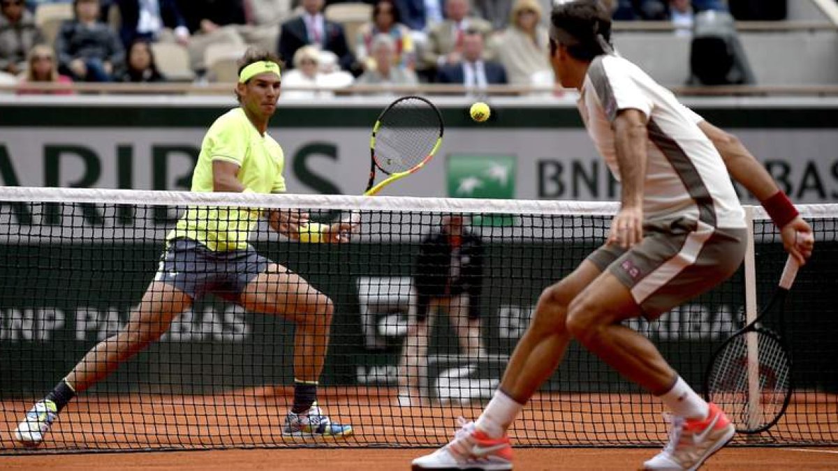 Rafa Nadal no dio opciones a Federer ni en el juego desde el fondo de la pista ni en la red. JULIEN DE ROSA