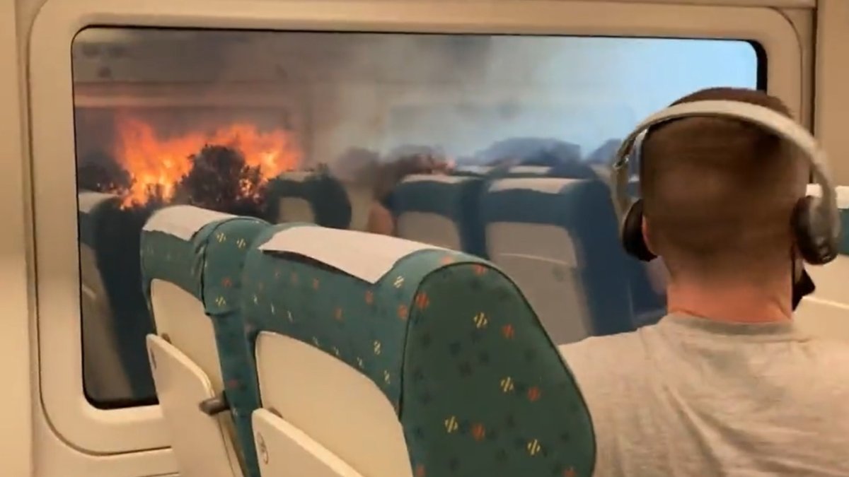Un momento del tren parado entre las llamas del incendio. DL