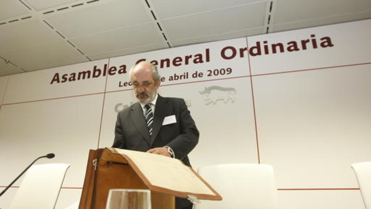 Santos Llamas durate la asamblea general de Caja España, celebrada en abril.