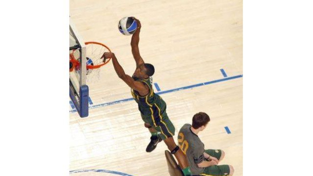 El jugador Jeremy Evans, de los Jazz de Utah, salta sobre un compañero.