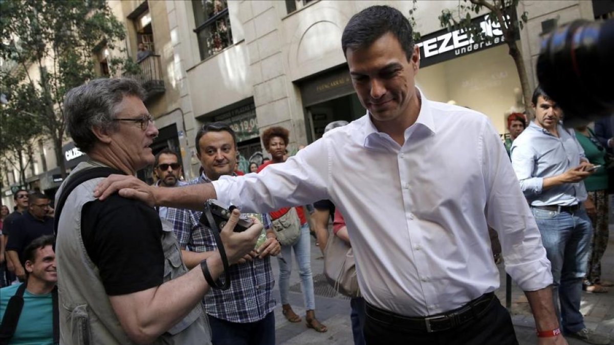 El candidato del PSOE, Pedro Sánchez, este martes repartiendo folletos electorales entre los viandantes