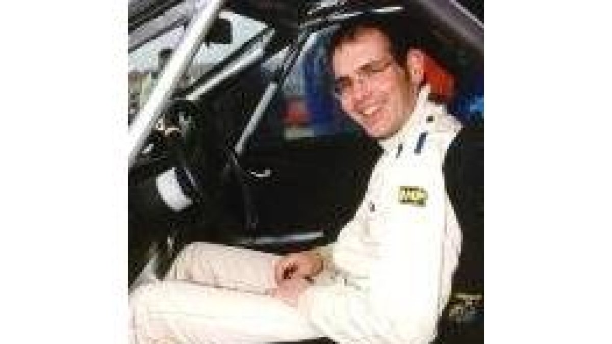 El piloto leonés Abel Fernández Salegui, en su coche