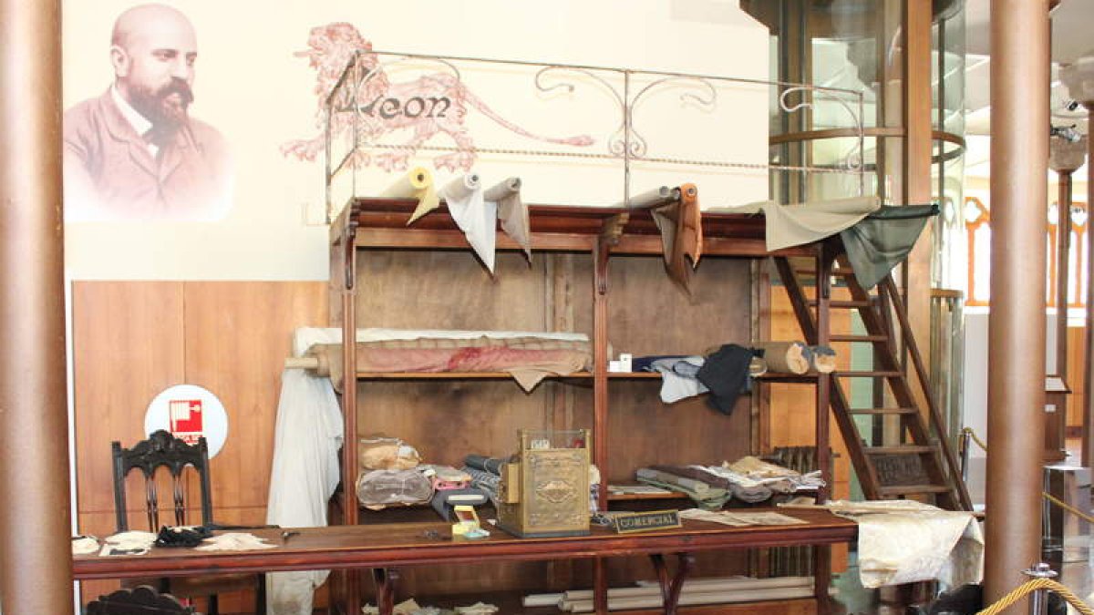 Recreación de la tienda de tejidos que albergó Botines en 1893. DL
