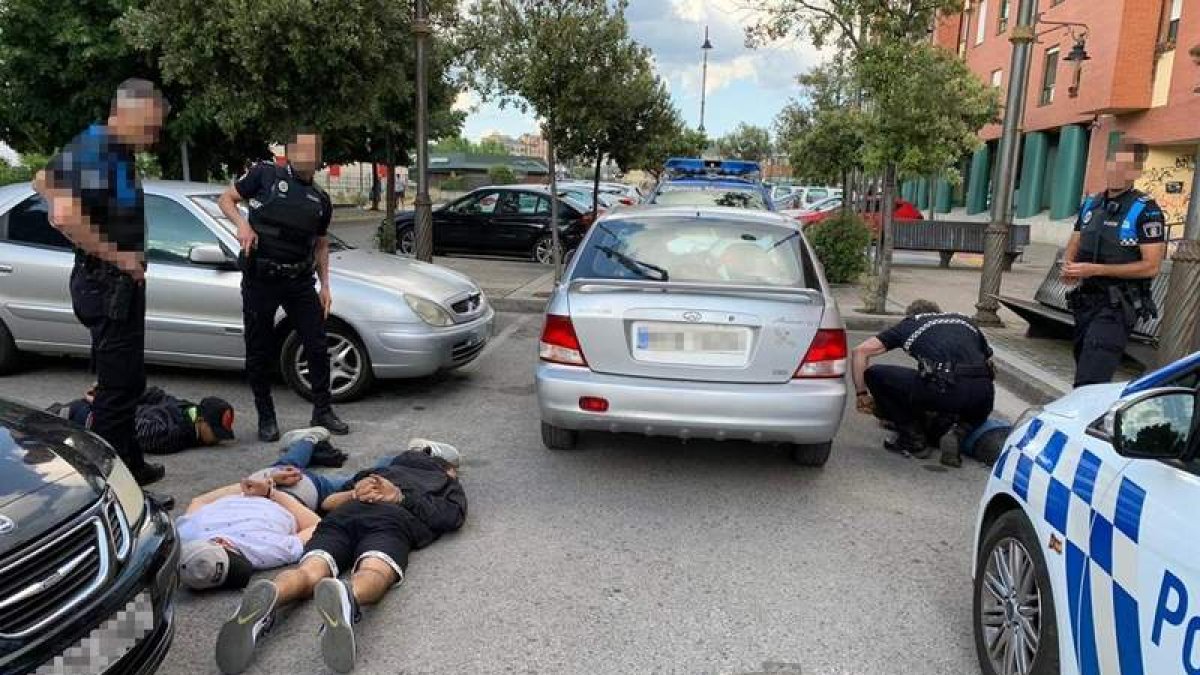 La Policía Municipal redujo a los cuatro jóvenes en el barrio del Temple. POLICÍA MUNICIPAL