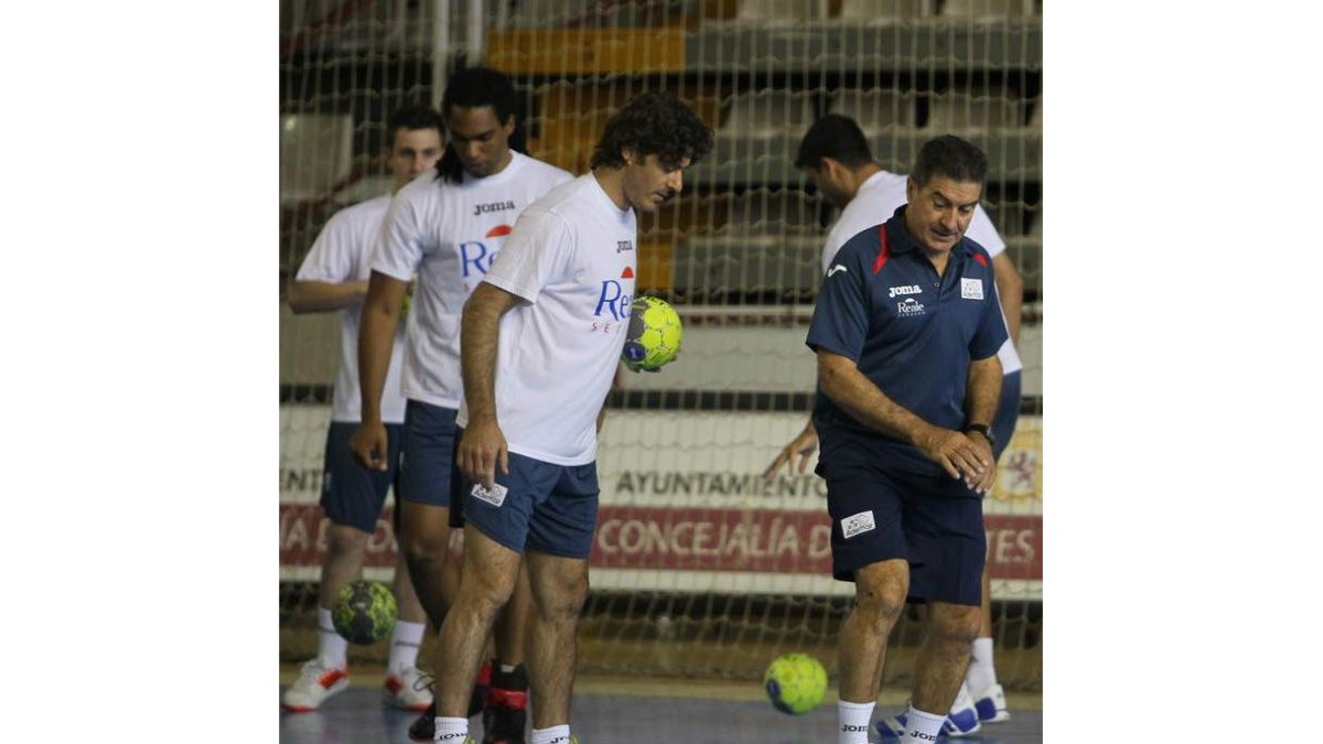 Manolo Cadenas inicia su nueva andadura en el Ademar.