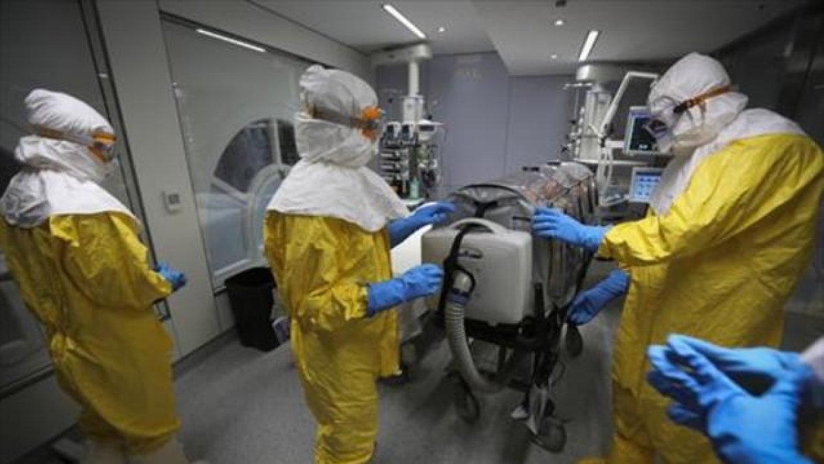 Simulacro de ébola en el Clínic, en una imagen de archivo.