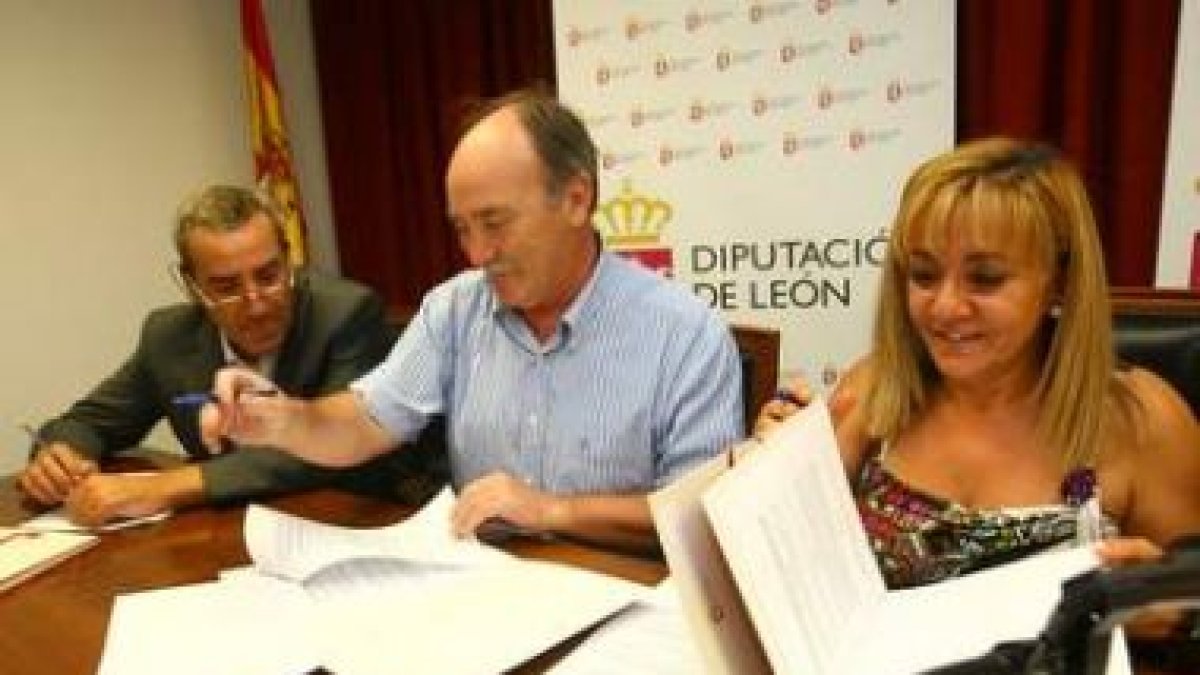 Darío Martínez, el alcalde de Folgoso, José Manuel Otero, e Isabel Carrasco, en la firma.