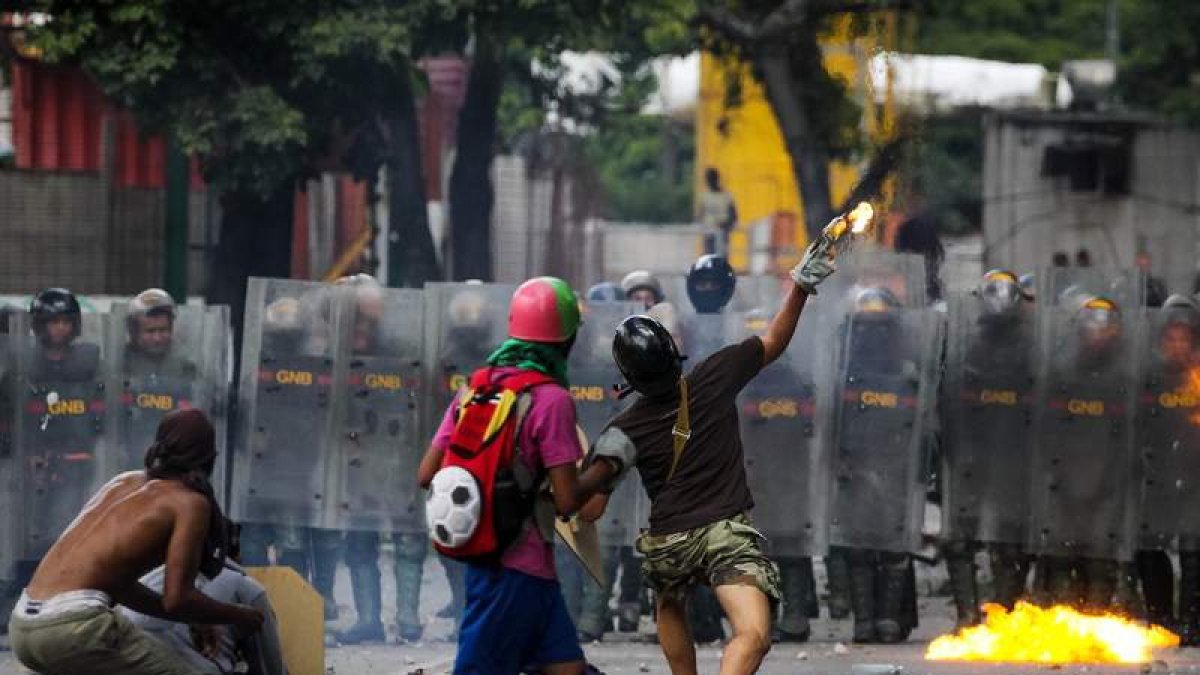 Manifestantes opositores se enfrentan con miembros de la GNB en Caracas. MIGUEL GUTIÉRREZ
