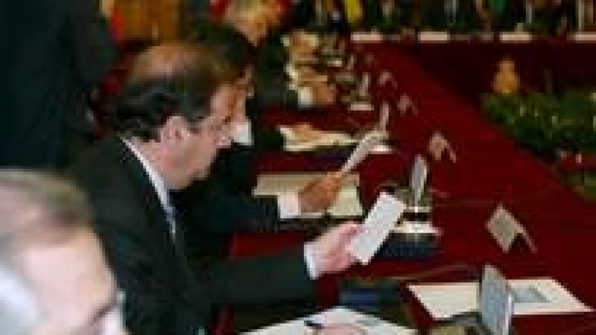 El presidente de Castilla y León, Juan Vicente Herrera, toma notas en un momento de la cumbre