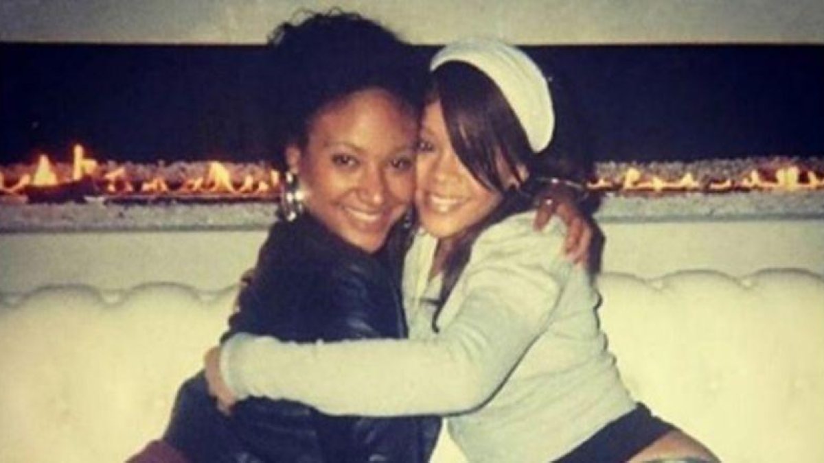 Rihanna ha colgado en Instagram una vieja foto en la que aparece junto a Shirlene Quigley