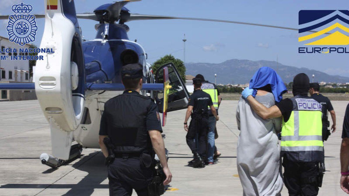 Traslado de los detenidos a Madrid desde Mallorca el miércoles. EFE