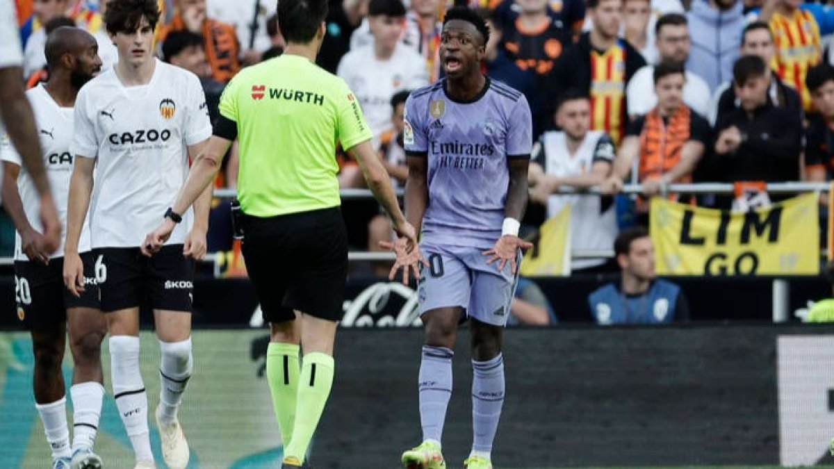 Vinicius JR sufrió insultos racistas durante el partido ante el Valencia. DL