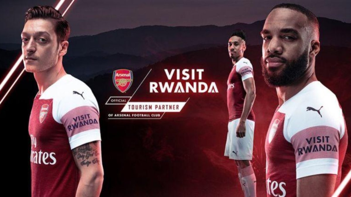 Nueva equipación del Arsenal con el logo Visit Ruanda en la manga.
