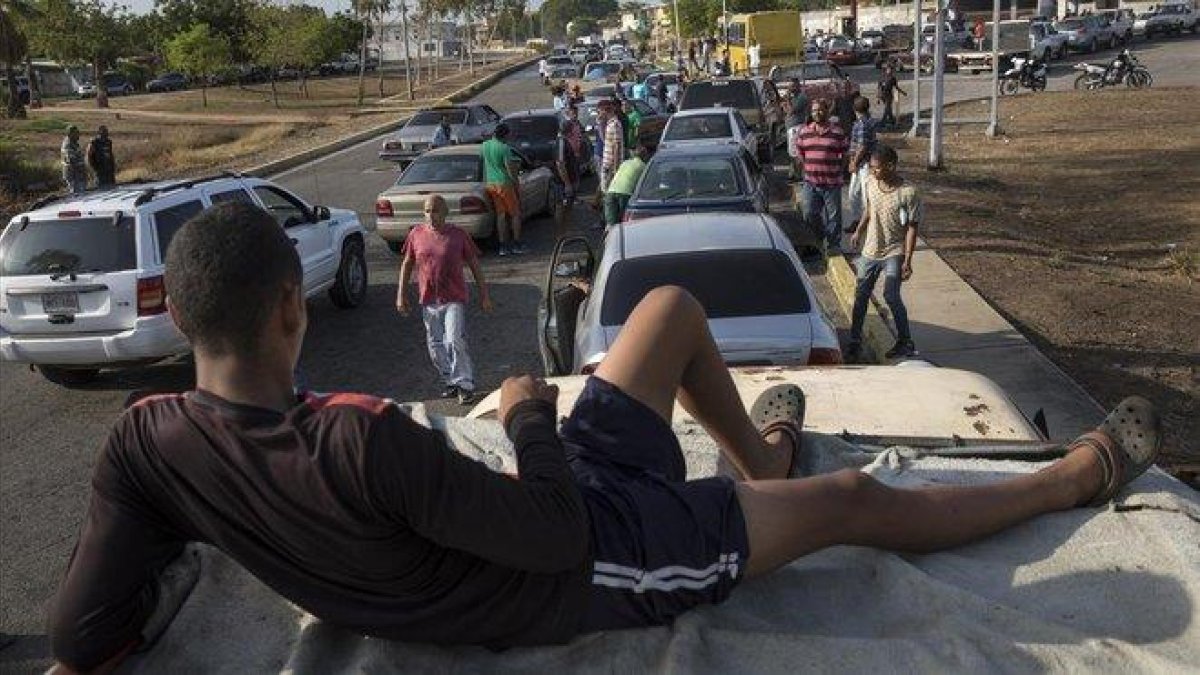 Venezolanos hacen cola para llenar los depósitos de sus coches en una gasolinera de Cabimas, el pasado 15 de mayo.