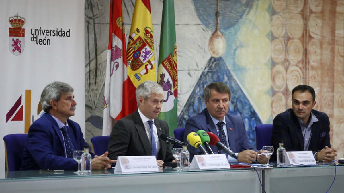 De izquierda a derecha, García Marín, Alonso, Bratushkov y Baelo Álvarez. FERNANDO OTERO