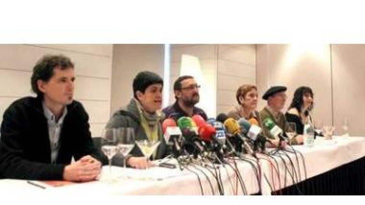 La izquierda aberzale compareció ayer en rueda de prensa en Bilbao para explicar su postura.