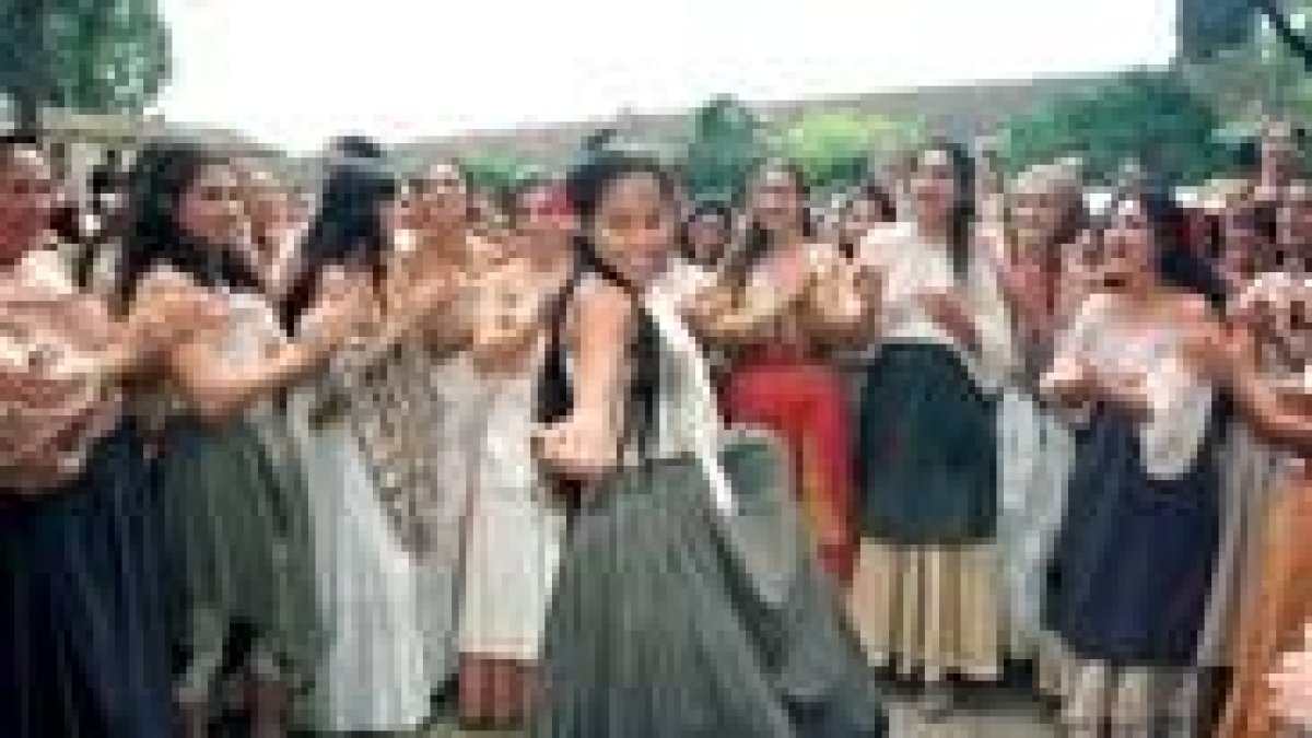 Extras ataviadas con trajes de la época bailan durante el rodaje del filme