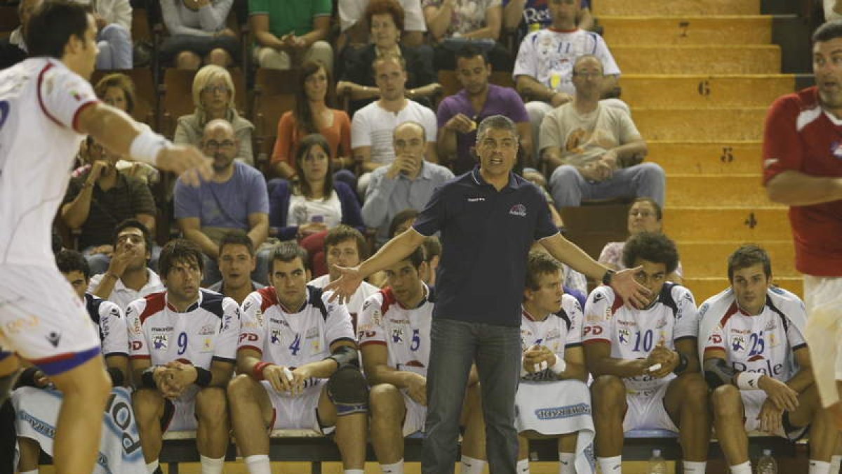 El entrenador del Ademar, Isidoro Martínez, durante un partido del conjunto leonés en el Palacio de Deportes