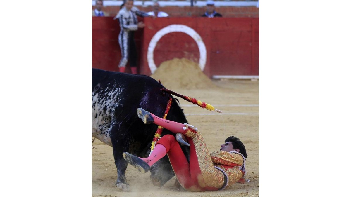 Víctor Barrio en el momento de sufrir la cogida en el tercer toro de la tarde, a consecuencia de la que ha fallecido en la plaza de toros de Teruel.