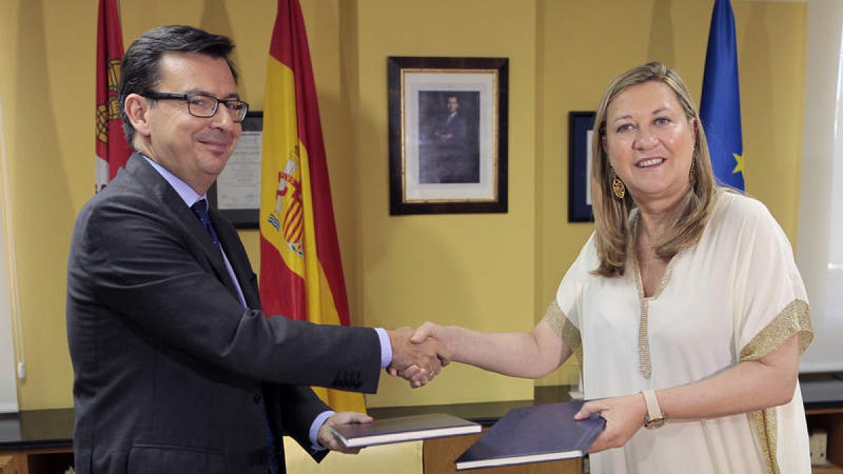 Román Escolano con Pilar del Olmo, ayer en Valladolid, en la firma del préstamo. R. GARCÍA