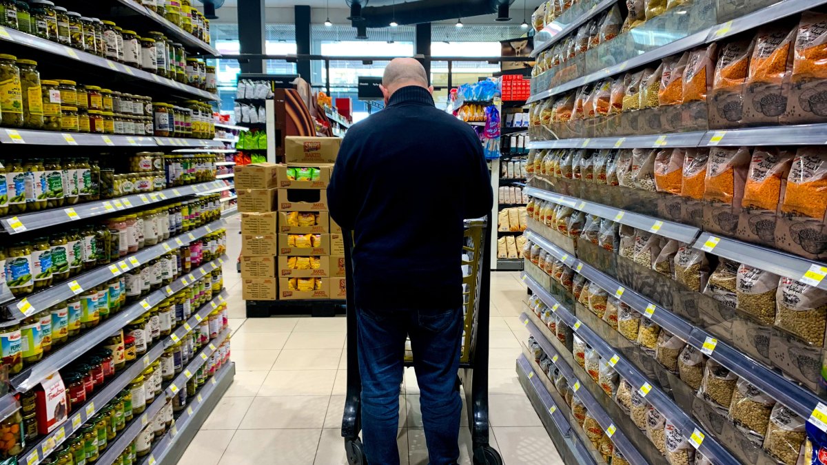 Un consumidor realiza la compra de alimentos en un centro comercial. NOEMÍ JABOIS