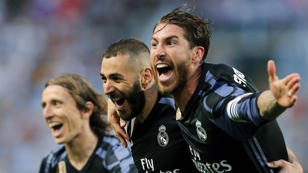 Los jugadores del Madrid celebran el título.