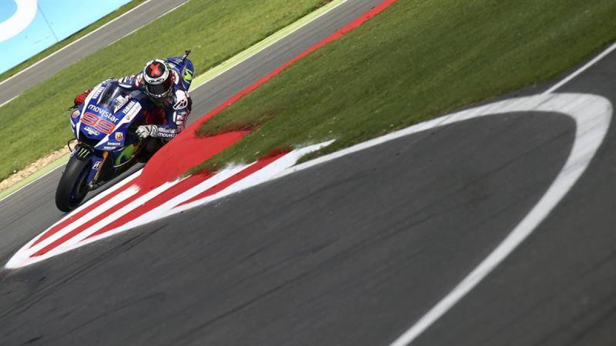 El piloto español de MotoGP, Jorge Lorenzo, de Movistar Yamaha, durante los entrenamientos libres en el circuito de Silverstone en Northampton.