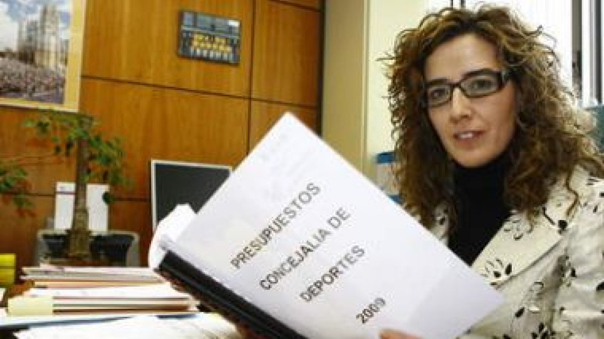 Rodríguez Picallo observa el dossier en el que se incluyen las partidas económicas destinadas al dep