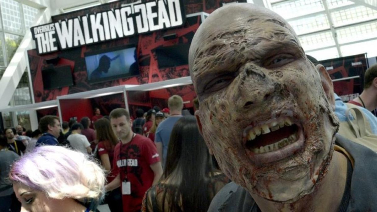 Un zombi promociona el videojuego de la serie de televisión 'The walking dead'.
