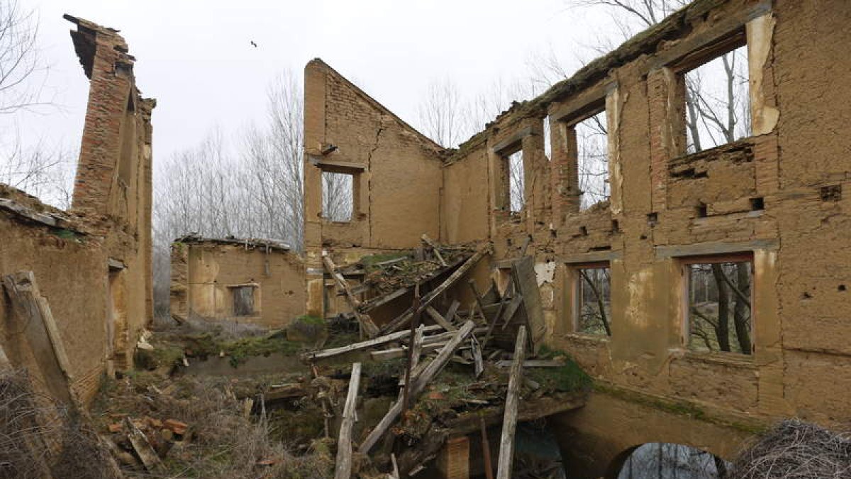 Ruinas del molino de Villamartín de Don Sancho, propiedad de la escritora Concepción Arenal, que pasó aquí largas temporadas