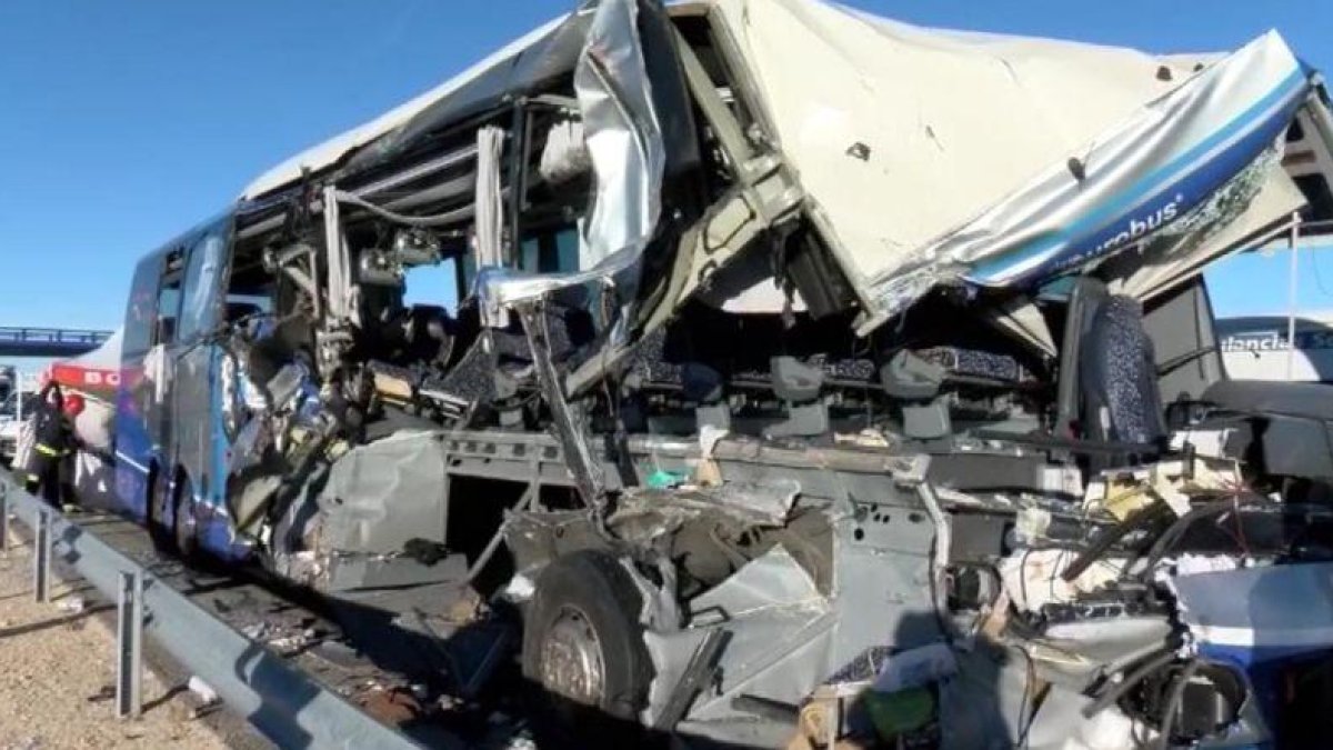 Así ha quedado el autobús del grave accidente de Adradas.