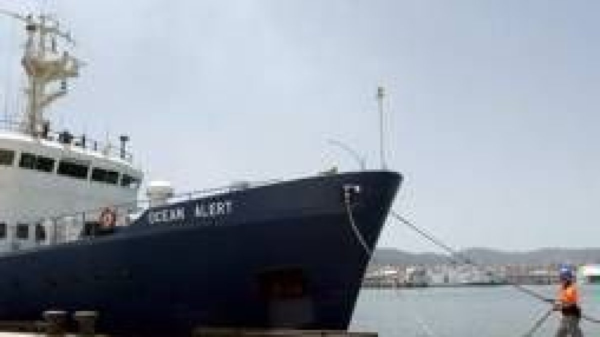 El barco «Ocean Alert» deja el Puerto de Algeciras