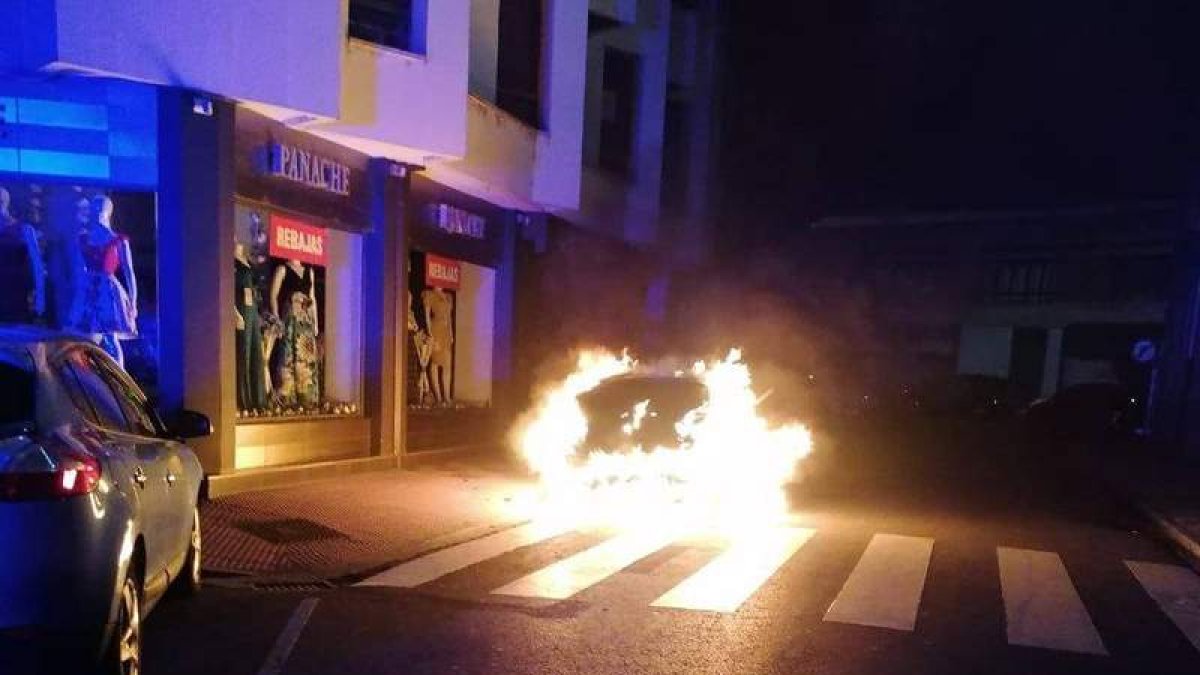 Imagen de un coche ardiendo en la avenida Joaquín Vedruna en la intersección con Lope de Vega. DL
