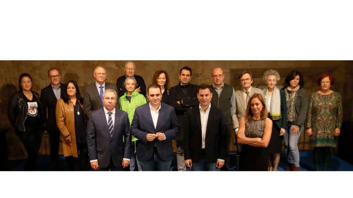 Foto de familia previa al encuentro, en la que aparecen los doce ‘entrevistadores’ junto a los candidatos del PSOE y el PP al Congreso por León, el director de Diario de León, la presentadora Mónica Murciego y la periodista Abigail Calvo. RAMIRO