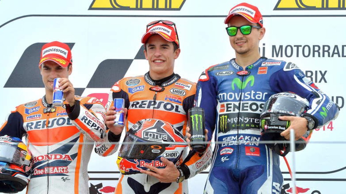 Los pilotos de Honda, Pedrosa y Márquez, en el podio junto a Lorenzo, piloto de Yamaha.
