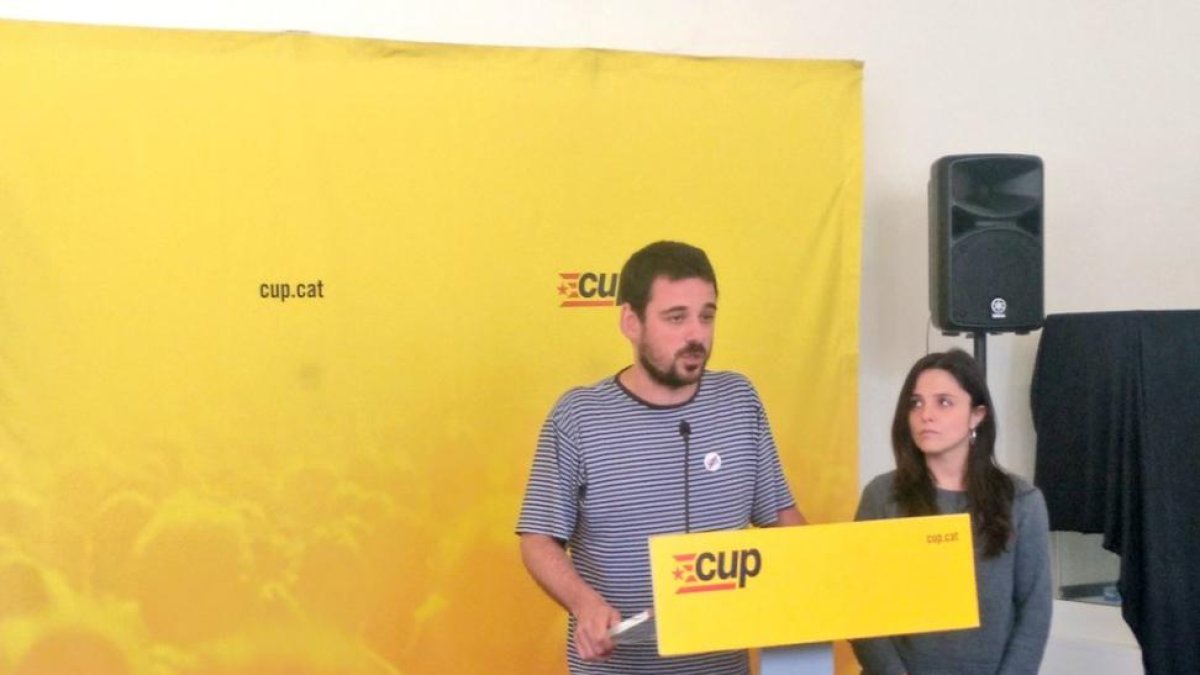 Lluc Salellas y María Sirvent, de la CUP, anuncian la abstención