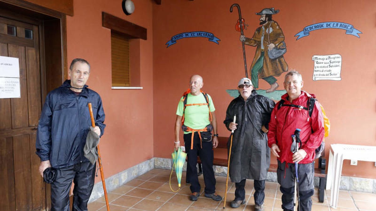 Un grupo de peregrinos sale del albergue de La Robla este sábado. MARCIANO PÉREZ