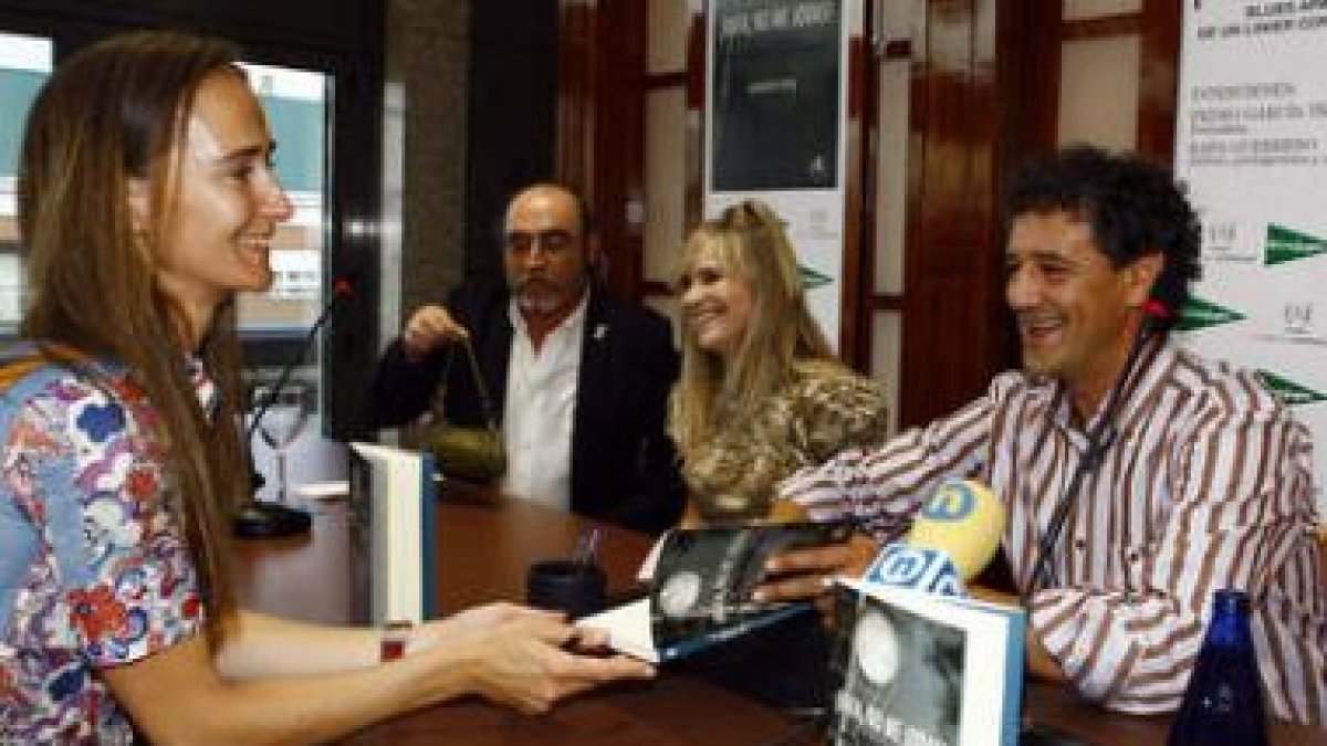 Rafa Guerrero, junto a Pedro Trapiello y María Lafuente, firma uno de los ejemplares de su libro sob