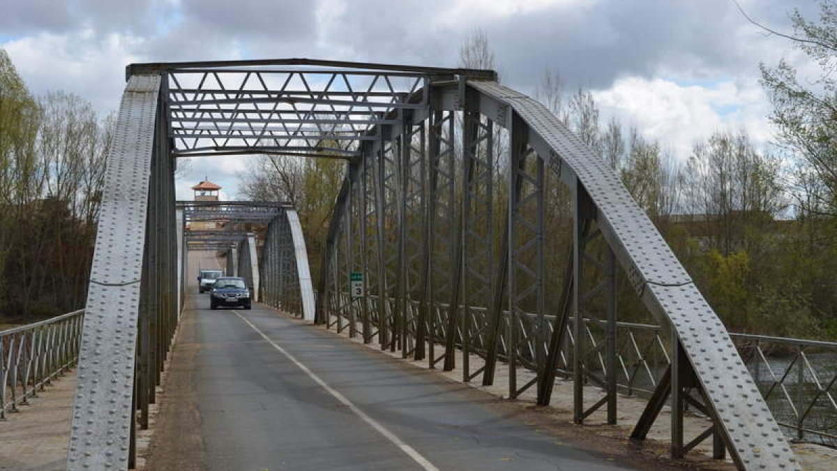 Imagen actual del puente de Villafer, con la localidad al fondo, utilizado por todo tipo de vehículos. MEDINA