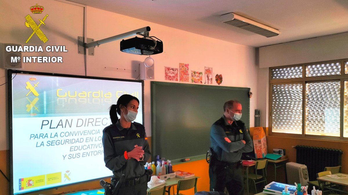 La Guardia Civil ha reanudado las charlas de forma presencial en los centros educativos de León. DL