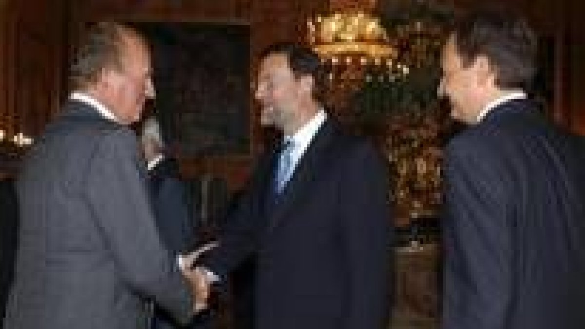 Rajoy y Zapatero, con el Rey en una foto de hace dos años, se reunieron el domingo en la Zarzuela