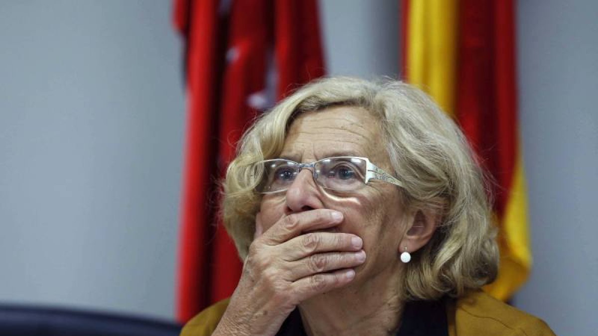 La alcaldesa de Madrid, Manuela Carmena, durante la rueda de prensa que ha ofrecido hoy tras la reunión que mantenido con los trabajadores sociales de las juntas de distrito, su primer acto oficial desde la llegada al cargo.