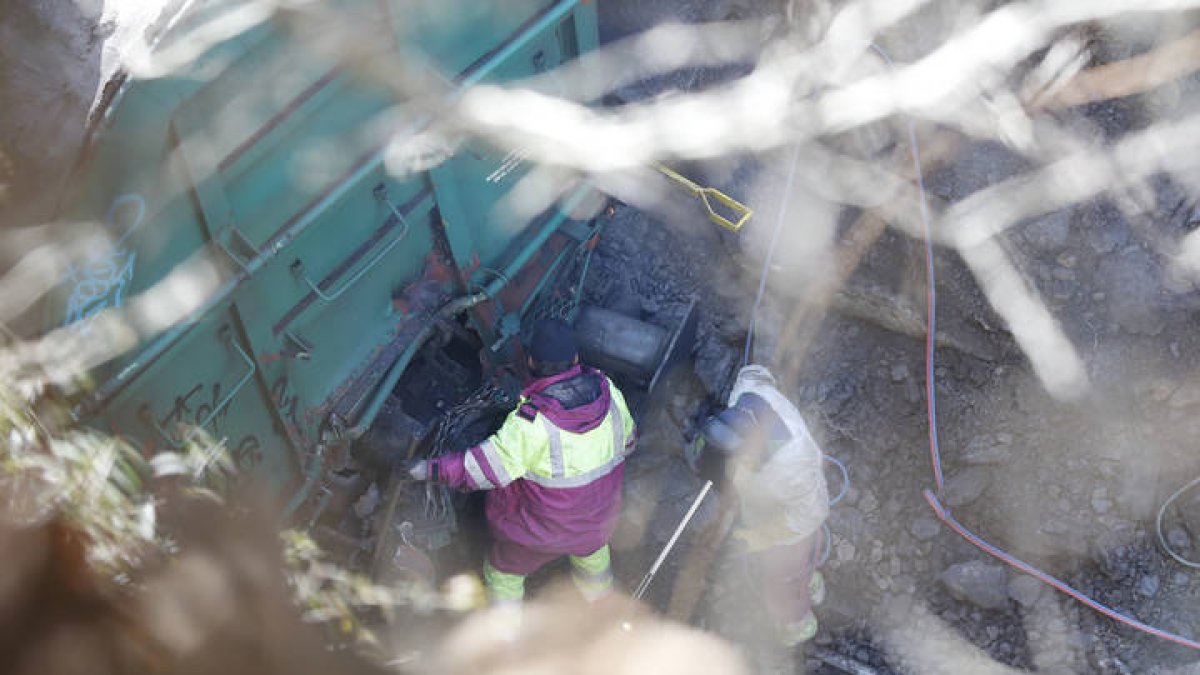 Operarios trabajan en el desmantelamiento del tren accidentado. MARCIANO PÉREZ