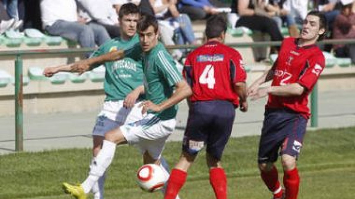 Borja, autor del gol del triunfo del Atlético Astorga, intenta zafarse del marcaje de Kike.