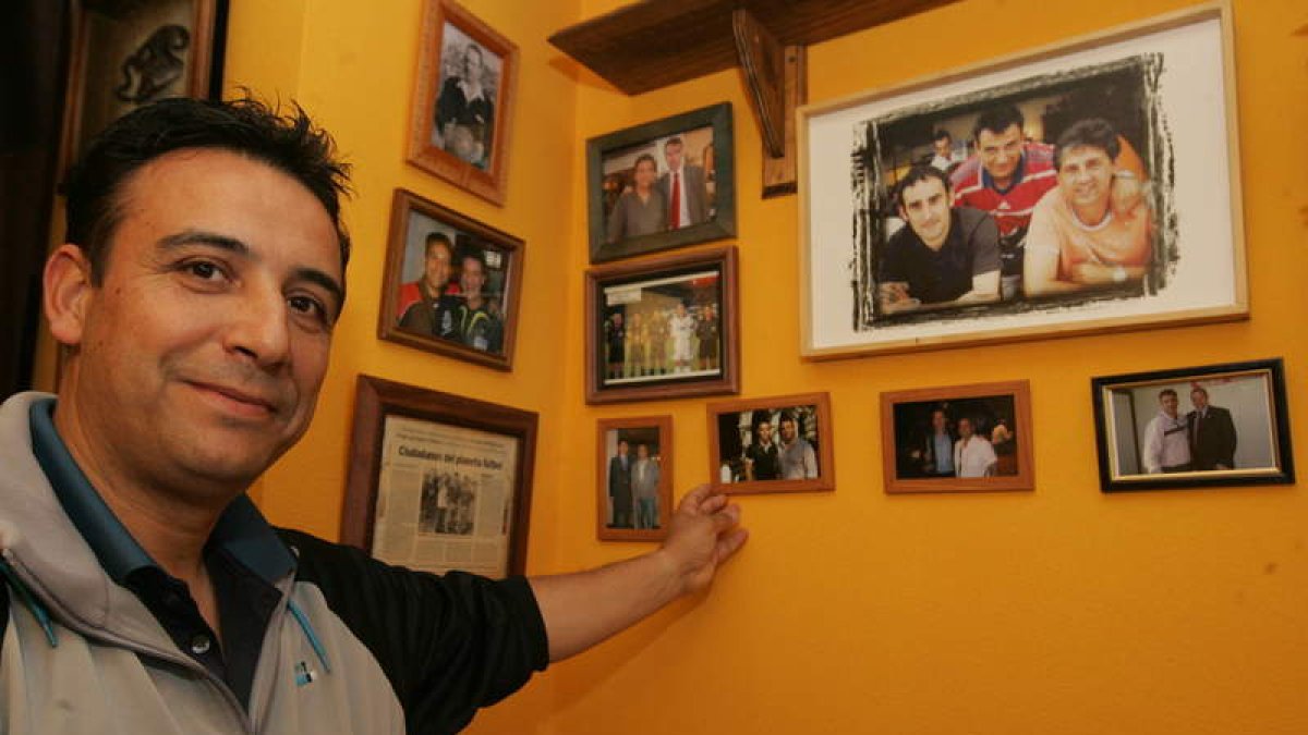 Javier Arias muestra una parte de su colección de fotos en la que los árbitros son los protagonistas de una sala de su vivienda situada en Eras de Renueva.