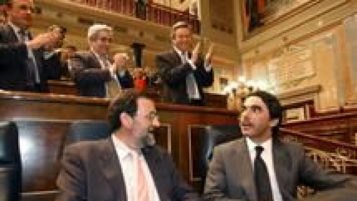 El presidente José María Aznar fue aclamado por sus diputados a su llegada ayer al Congreso