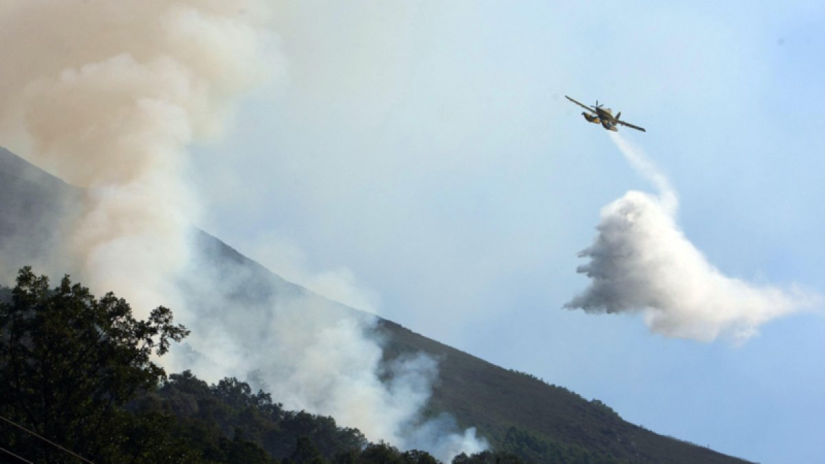 Medios aéreos intervienen en la extinción de un incendio en Matalavilla. CÉSAR SÁNCHEZ.