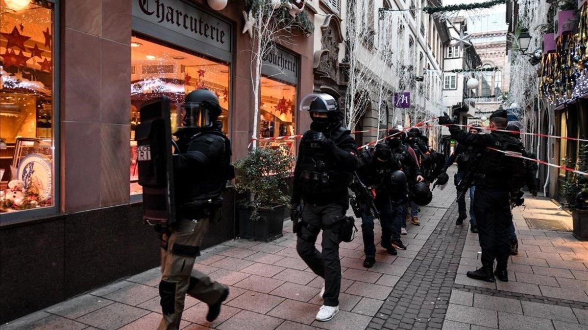 La policía francesa busca al sospechoso del atentado en el mercadillo de Navidad de Estrasburgo.