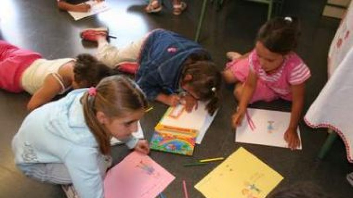 Un grupo de niñas realiza una tarea de educación plástica.